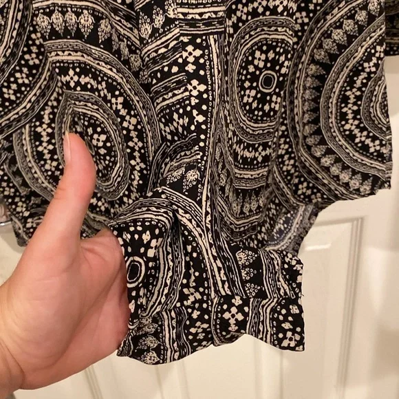 Black & White, Bell-Bottom Sleeve Romper from Charlotte Russe, size L - Picture 4 of 10